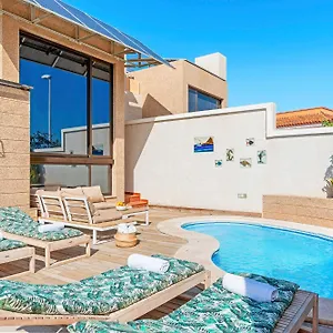 https://luxury-villa-heated-pool-yacuzzi-300-m-to-beach.tenerifehoteles.net